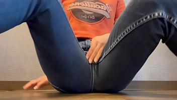 半ケツジーンズ状態で透明ディルドをおまんこに突っ込んで激しくオナニーしちゃってイキまくりました