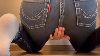 半ケツジーンズ状態で透明ディルドをおまんこに突っ込んで激しくオナニーしちゃってイキまくりました