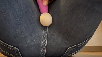 半ケツジーンズ状態で透明ディルドをおまんこに突っ込んで激しくオナニーしちゃってイキまくりました