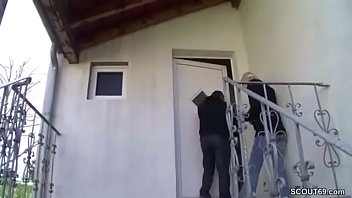 Extrem schlankes teeny girl bekommt einen fick von ihm