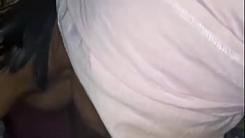 No quiere que le vean cuando mama