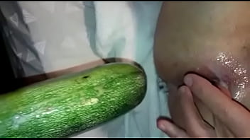 Dildo De Pepino Por El Culo thumbnail
