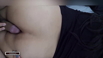 El padrastro tiene a su hijastra de 18 años en la cama saca su verga y se la folla por el culo mientras su esposa lo espera