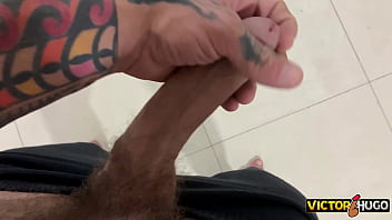 Loira peituda acordou chupando pica e fodeu a noite toda com seu marido tatuado part 1