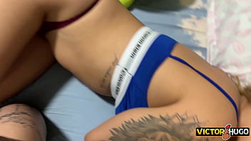 Loira peituda acordou chupando pica e fodeu a noite toda com seu marido tatuado part 1