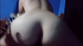 Ella me salta con su culo blanco