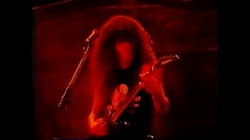 Ruivo gostoso tocando guitarra