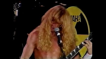 Ruivo gostoso tocando guitarra