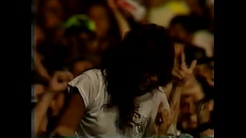 Ruivo gostoso tocando guitarra