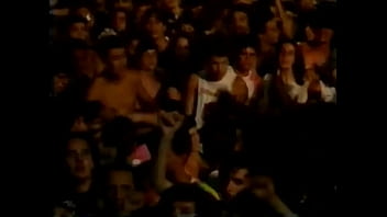 Ruivo gostoso tocando guitarra