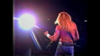 Ruivo Gostoso Tocando Guitarra thumbnail