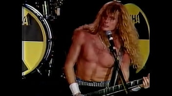 Ruivo gostoso tocando guitarra