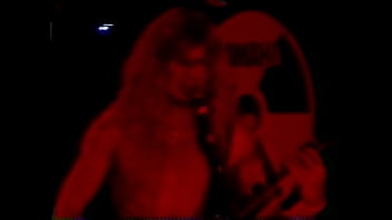 Ruivo gostoso tocando guitarra