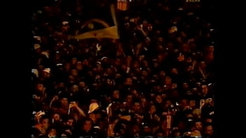 Ruivo gostoso tocando guitarra