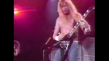 Ruivo gostoso tocando guitarra