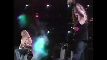 Ruivo gostoso tocando guitarra