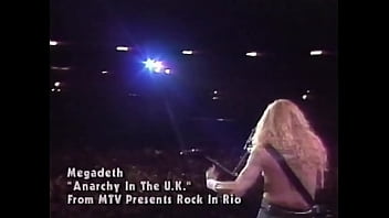 Ruivo gostoso tocando guitarra