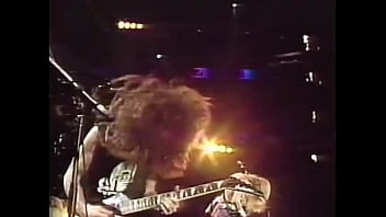 Ruivo gostoso tocando guitarra