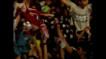 Ruivo gostoso tocando guitarra