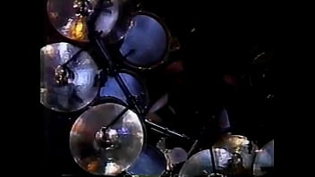 Ruivo gostoso tocando guitarra