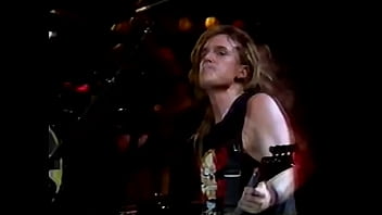 Ruivo gostoso tocando guitarra