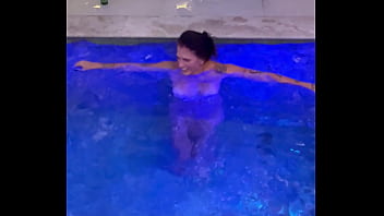 Melissa decassa num motel de luxo em são paulo se diverte na hora do almoço na piscina