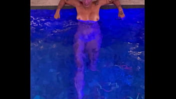 Melissa Decassa Num Motel De Luxo Em São Paulo Se Diverte Na Hora Do Almoço Na Piscina thumbnail