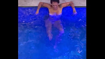 Melissa Decassa Num Motel De Luxo Em São Paulo Se Diverte Na Hora Do Almoço Na Piscina thumbnail