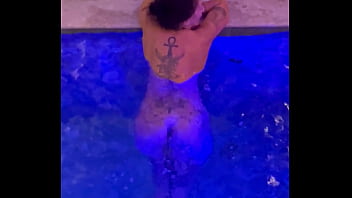 Melissa Decassa Num Motel De Luxo Em São Paulo Se Diverte Na Hora Do Almoço Na Piscina thumbnail