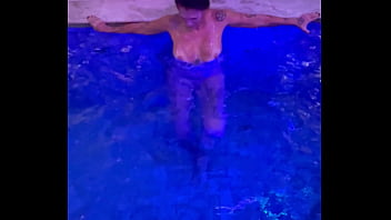 Melissa Decassa Num Motel De Luxo Em São Paulo Se Diverte Na Hora Do Almoço Na Piscina thumbnail