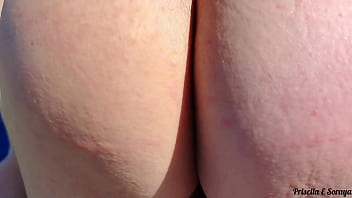 Madrasta e cunhada se masturbando no jardim ao ar livre para todos verem