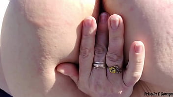 Madrasta e cunhada se masturbando no jardim ao ar livre para todos verem