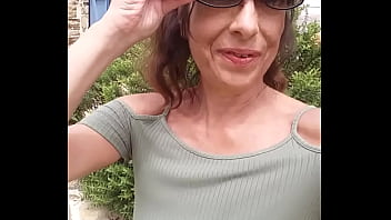 Le bonjour d'une p'tite coquine je vous souhaite une bonne semaine à toutes et