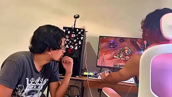 Quando o cara é main yasuo super focado no league of legends mas deixa a namorada sedenta por pica com o amigo
