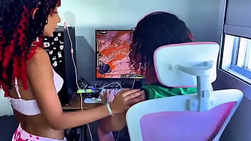 Quando o cara é main yasuo super focado no league of legends mas deixa a namorada sedenta por pica com o amigo