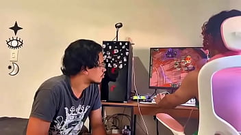 Quando o cara é main yasuo super focado no league of legends mas deixa a namorada sedenta por pica com o amigo
