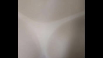 Bem gulosa engolindo toda a piroka do maridão no banheiro do hotel e depois ele fodeu minha bucetinha até gozar na minha bunda