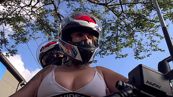 Mulher moto uber é tocada por passageiro misterioso e fica toda molhada enquanto ele tira seus peitos pra fora em público na cidade de são paulo