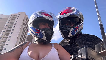 Mulher Moto Uber é Tocada Por Passageiro Misterioso E Fica Toda Molhada Enquanto Ele Tira Seus Peitos Pra Fora Em Público Na Cidade De São Paulo thumbnail