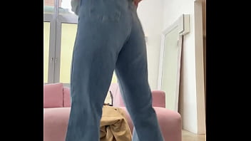 Booty so fat the jeans got stage fright