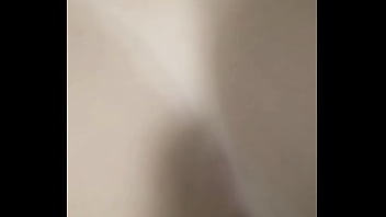 Casal chega de viagem com tesão e vão foder no banheiro do hotel a safada goza gostoso no pauzão