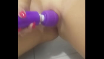 Casal chega de viagem com tesão e vão foder no banheiro do hotel a safada goza gostoso no pauzão Casal chega de viagem com tesão e vão foder no banheiro do hotel a safada goza gostoso no pauzão