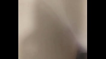 Casal chega de viagem com tesão e vão foder no banheiro do hotel a safada goza gostoso no pauzão