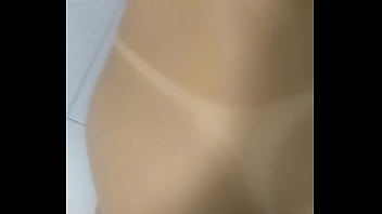 Casal chega de viagem com tesão e vão foder no banheiro do hotel a safada goza gostoso no pauzão