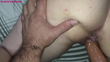 Loira com grande rabo é fodida pelo vizinho enquanto estava deitada esperando o marido chegar do trabalho