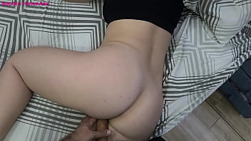 Loira com grande rabo é fodida pelo vizinho enquanto estava deitada esperando o marido chegar do trabalho