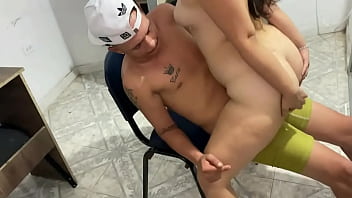 Le saco toda su leche a mi padrastro de pues de una buena follada