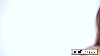 Brunette babe masturbates