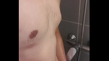 Qui me rejoins pour une petite douche après mon sport bon réveil à vous