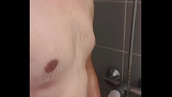 Qui me rejoins pour une petite douche après mon sport bon réveil à vous